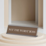 Nicht das schlechteste Geschenk für den Boss Funny Schreibtischnamensplakette<br><div class="desc">Dieses Design wurde mithilfe von digitaler Kunst erstellt und kann in dem Bereich personalisiert sein, der zur Verfügung gestellt wird, oder indem Sie den Klick wählen, um weitere Optionen anzupassen und den Namen, die Initialen oder die Wörter zu ändern. Sie können auch die Textfarbe und den Textstil ändern oder den...</div>