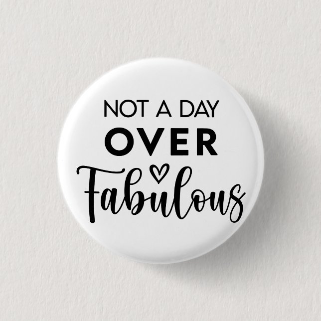 Nicht einen Tag über Fabulous – Lustige Geburtstag Button (Vorderseite)