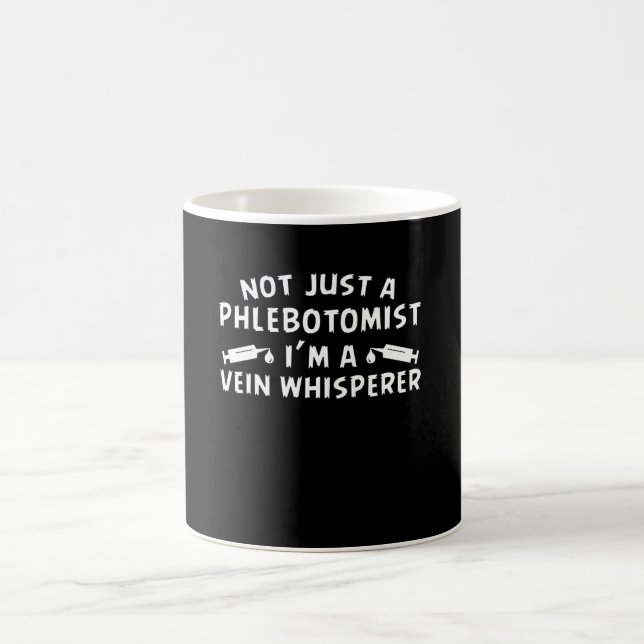 Nicht gerade Phlebotomist Im AderWhisperer Kaffeetasse (Mittel)