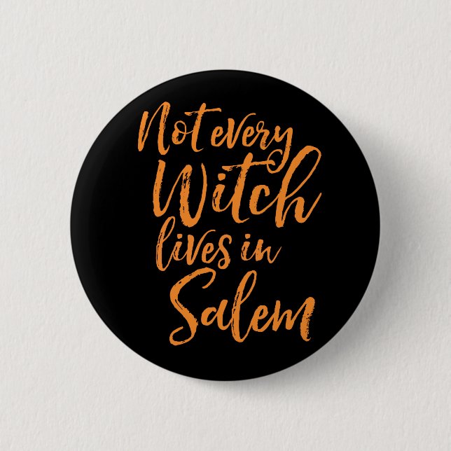 Nicht jede Hexe lebt in Salem | Funny Halloween Button (Vorderseite)