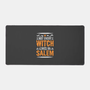 Nicht jede Hexe lebt in Salem Halloween Hexe Des Schreibtischunterlage