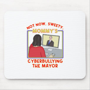 Nicht jetzt, Schätzchen. Mommy schikaniert den Bür Mousepad