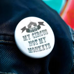Nicht mein Zirkus, nicht meine Affen Button<br><div class="desc">Nicht meine Affen Nicht Mein Circus Button - Wir alle hatten Träume davon, wegzulaufen und in den Zirkus zu gehen und Ihr Leben auf den "Löwen" zu legen... Augenzwinkern. Nun, es gibt keinen Grund, die Clowns zu schicken, da wir einige Ideen jongliert haben und hier haben wir den Knopf "Nicht...</div>