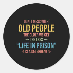 Nicht mit dem Sprichwort alter Menschen durchgehen Runder Aufkleber