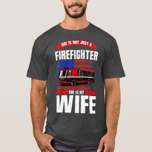 Nicht nur ein Feuerwehrmann meine Ehefrau ist ein  T-Shirt