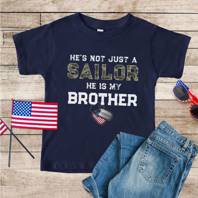 Nicht nur ein Seefahrer, mein Bruder, der Militärs T-Shirt (He's not just a Sailor He is my brother proud US Navy military camo flag dog tags name navy blue tee)