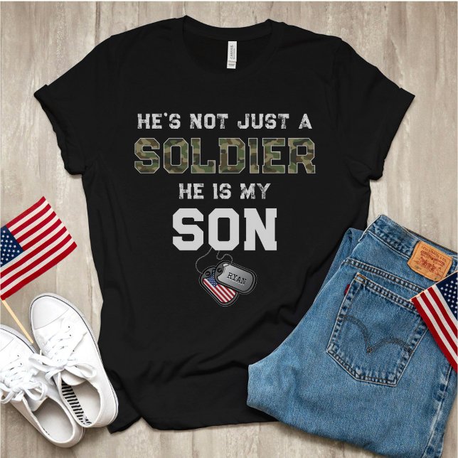 Nicht nur ein Soldat, meine Militärhundemarken der T-Shirt (Proud US Army mom dad flag dog tags custom name basic training graduation party camo black t-shirt)