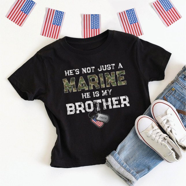 Nicht nur eine Marine, er ist mein Bruder, der Mil T-Shirt (He's / She's not just a Marine is my Brother Sister Dad Mom boot camp graduation kids black shirt)