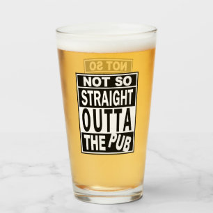 Nicht so direkt über dem Pub 2, der Spaß trinkt Glas