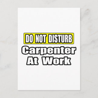 Nicht stören...Carpenter bei der Arbeit Postkarte