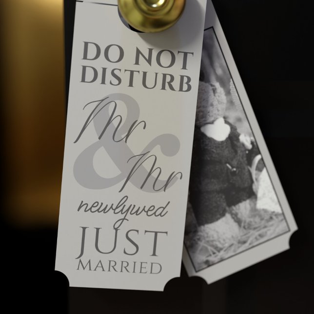 Nicht stören Mr. & Mr. Newlywed Foto Door Hanger Türanhänger (Add your married name and photo to this gray do not disturb door hanger. Great gift for newlyweds!)