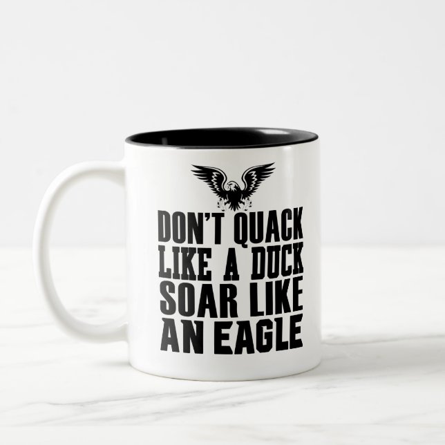 Nicht wie ein Eagle-Ducksack Zweifarbige Tasse (Links)