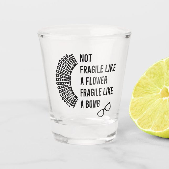 Nicht zerbrechlich wie eine Blume zerbrechlich wie Schnapsglas (Vorderseite)