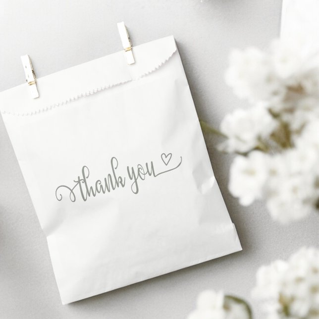 Nichts Extravagant nur Liebe Danke Geschenktütchen (Nothing Fancy Just Love Thank You Favor Bags from Ricaso. Sage green typography and love heart)