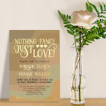 Nichts Extravagant nur Liebe Earthtone Retro Hochz Folieneinladung<br><div class="desc">Diese schönen Einladungen für Hochzeiten bieten ein lustiges Retro-Thema mit einem Hintergrund von gekrümmten Streifen in Erdtönen von Mocha, Bräune, taupe und sage grün. Der echte Folientext lautet "Nichts Extravagant, Just Liebe!" und wird in lustigen Wortkunstschriften mit Wimpern, Curls und Herzen gedruckt. Ein wunderbarer Weg, um Ihre Freunde und Familie...</div>