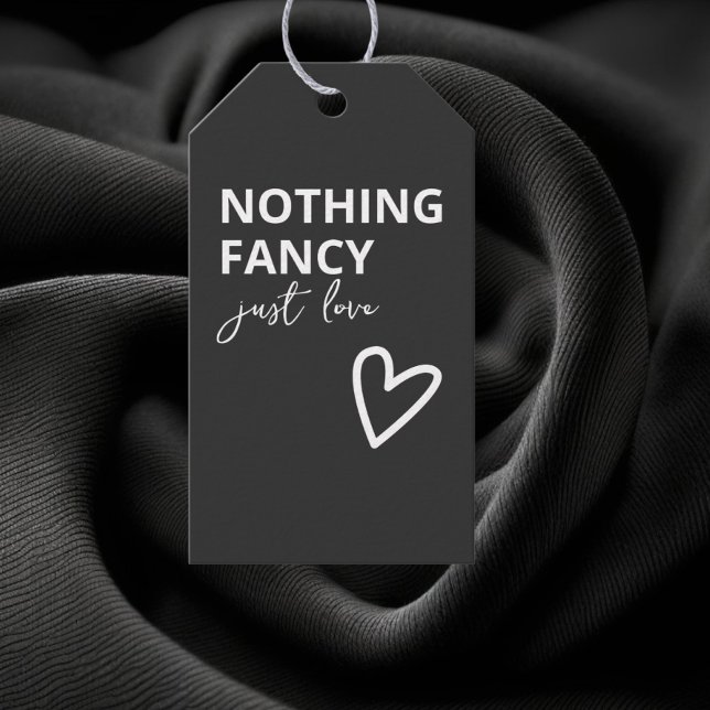 Nichts Extravagant nur Liebe Minimalistisch Hochze Geschenkanhänger (Nothing Fancy Just Love Minimalist Wedding Gift Tags from Ricaso. Designed in dark grey and white)
