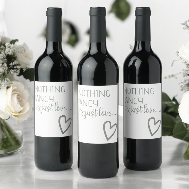 Nichts Extravagant nur Liebe Minimalistisch Hochze Weinetikett (Nothing Fancy Just Love Minimalist Wedding Wine Labels from Ricaso. Sage green and white typography)