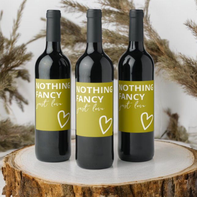 Nichts Extravagant nur Liebe Minimalistische Grüne Weinetikett (Nothing Fancy Just Love Minimalist Green Wedding Wine Labels from Ricaso. Fun bold wedding labels.)