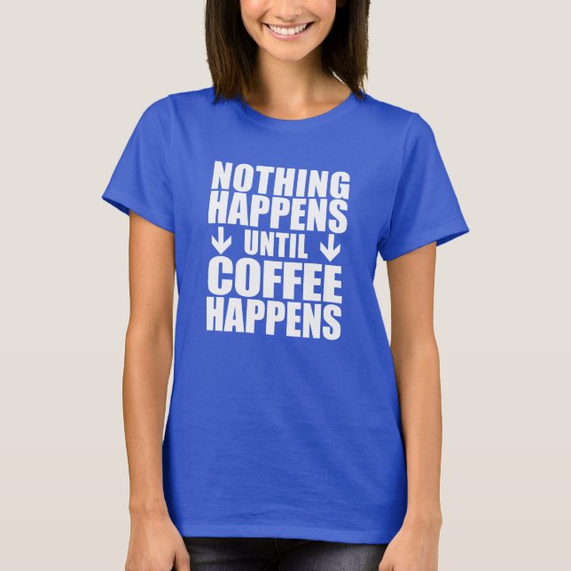 Nichts passiert, bis der Kaffee passiert (AUF DARK T-Shirt (Vorderseite)