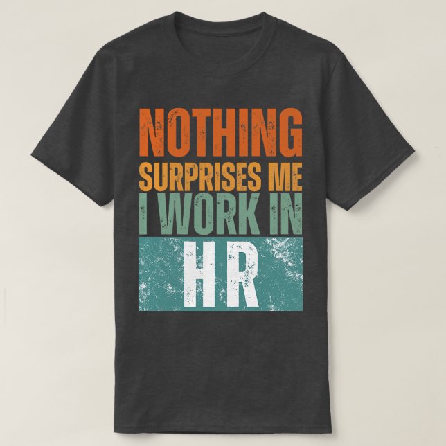 Nichts überrascht mich, ich arbeite in HR 14 T-Shirt (Design vorne)