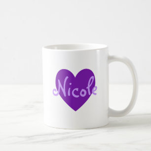 Nicole in Lila Tasse