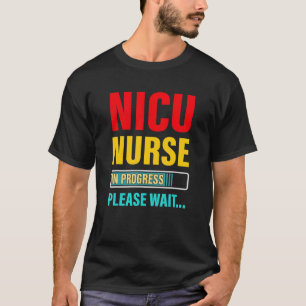 Nicu-Krankenschwester in Bearbeitung Bitte warten T-Shirt