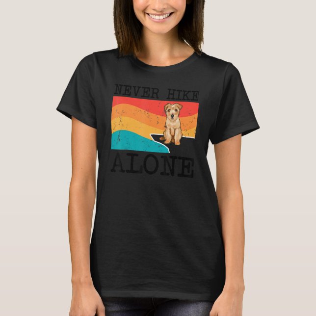 Nie allein wandern Norfolk Terrier Grafisches Wand T-Shirt (Vorderseite)
