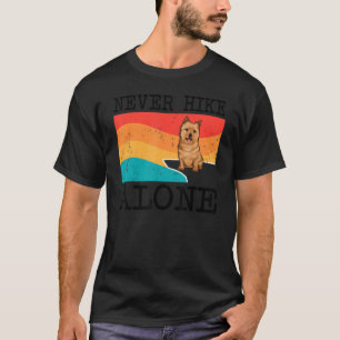Nie allein wandern Norwich Terrier Grafisches Wand T-Shirt