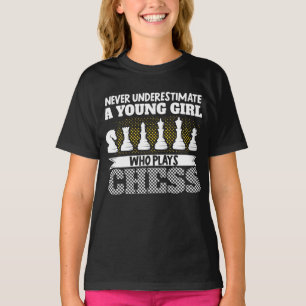 Nie ein junges Mädchen unterschätzen, das Schach T-Shirt