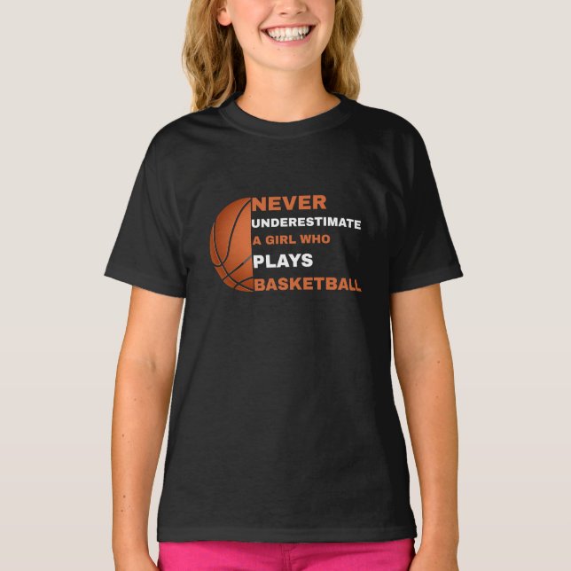 Nie ein Mädchen unterschätzen, das Basketbal spiel T-Shirt (Vorderseite)