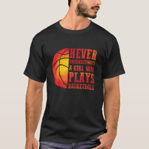 Nie ein Mädchen unterschätzen, das Basketball Gi s T-Shirt