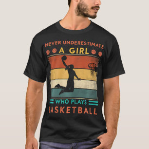 Nie ein Mädchen unterschätzen, das Basketball Gi s T-Shirt