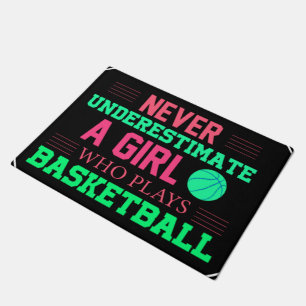 Nie ein Mädchen unterschätzen, das Basketball spie Fußmatte