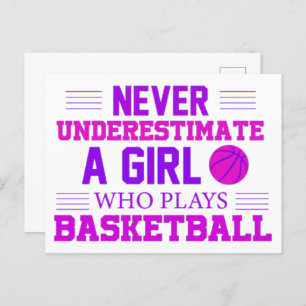 Nie ein Mädchen unterschätzen, das Basketball spie Postkarte
