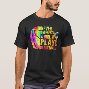 Nie ein Mädchen unterschätzen, das Basketball spie T-Shirt