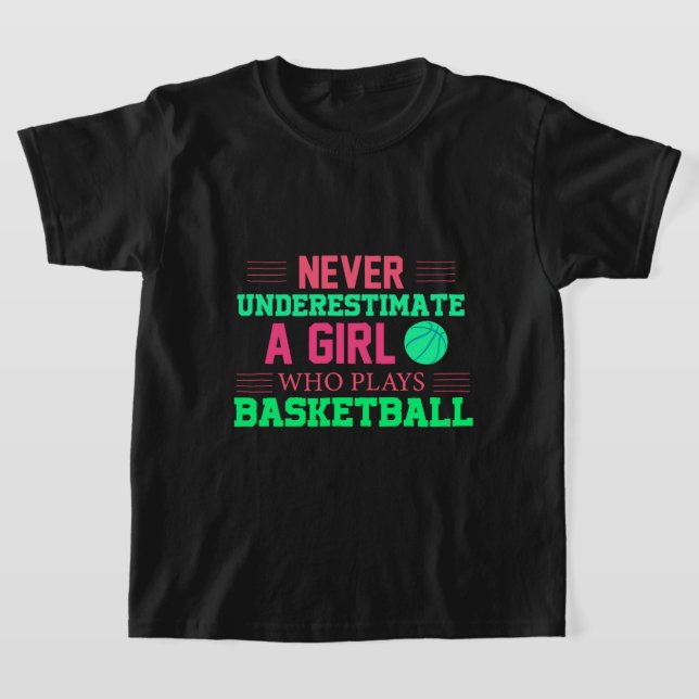 Nie ein Mädchen unterschätzen, das Basketball spie T-Shirt (Ablage )