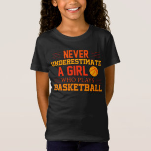 Nie ein Mädchen unterschätzen, das Basketball spie T-Shirt