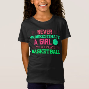 Nie ein Mädchen unterschätzen, das Basketball spie T-Shirt