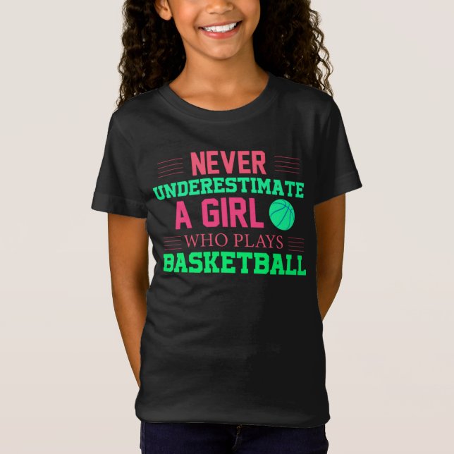 Nie ein Mädchen unterschätzen, das Basketball spie T-Shirt (Vorderseite)