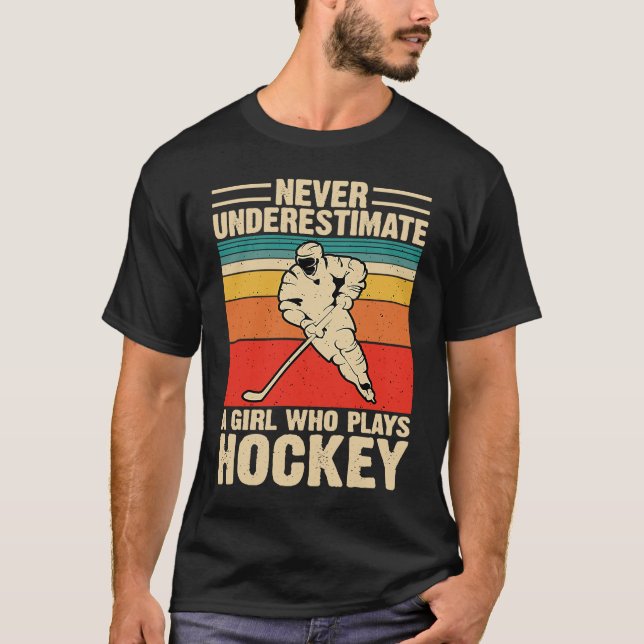 Nie ein Mädchen unterschätzen, das Hockey-Funny sp T-Shirt (Vorderseite)