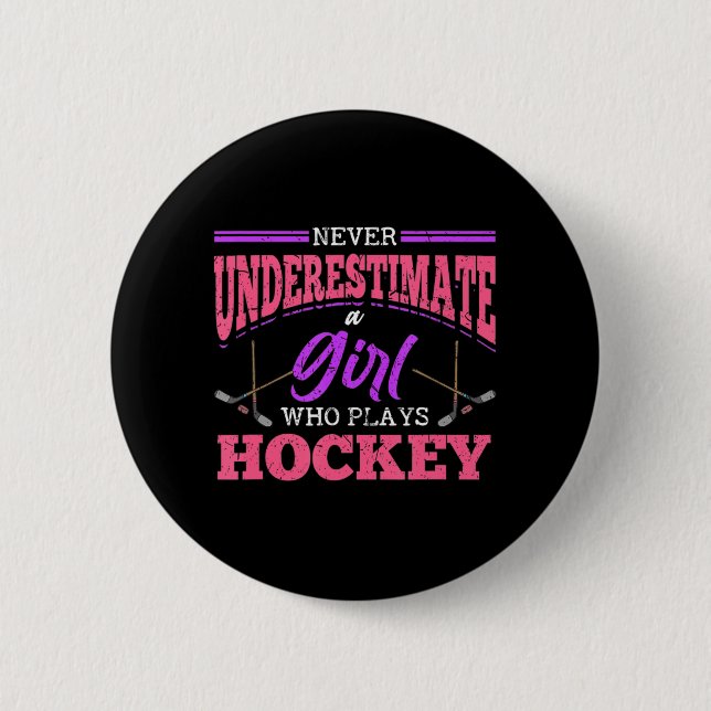 Nie ein Mädchen unterschätzen, das Hockey Ice Ho s Button (Vorderseite)