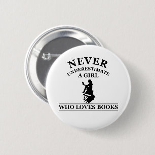 nie ein Mädchen unterschätzen, das Lieben bucht Button