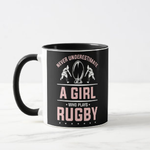Nie ein Mädchen unterschätzen, das Rugby spielt  Tasse