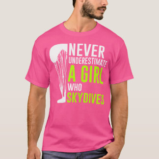Nie ein Mädchen unterschätzen, das sich in den Him T-Shirt