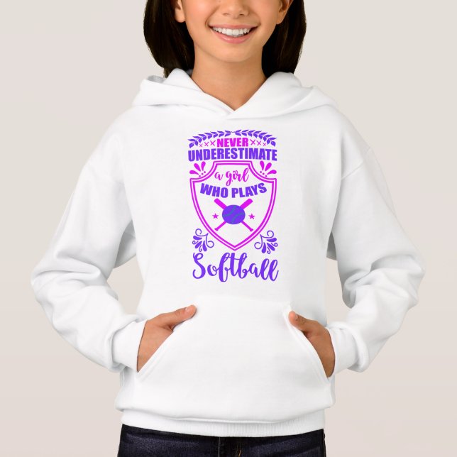 Nie ein Mädchen unterschätzen, das Softball spielt Hoodie (Vorderseite)