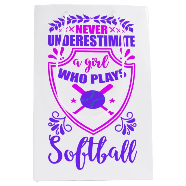 Nie ein Mädchen unterschätzen, das Softball spielt Mittlere Geschenktüte (Vorderseite)