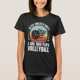 Nie ein Mädchen unterschätzen, das Volleyball spie T-Shirt