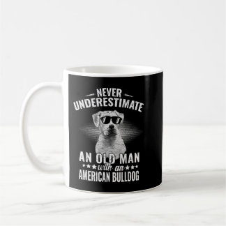 Nie einen alten Mann mit amerikanischer Bulld unte Kaffeetasse