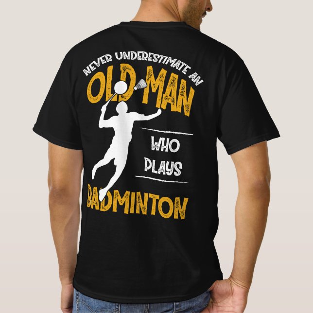 Nie einen alten Mann unterschätzen, der Badminton  T-Shirt (Rückseite)