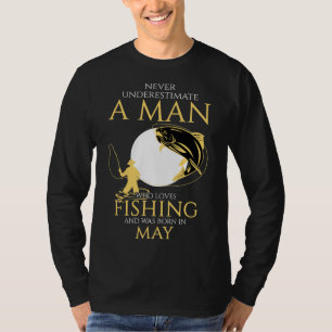 Nie einen Mann unterschätzen, der Fischen und Wein T-Shirt